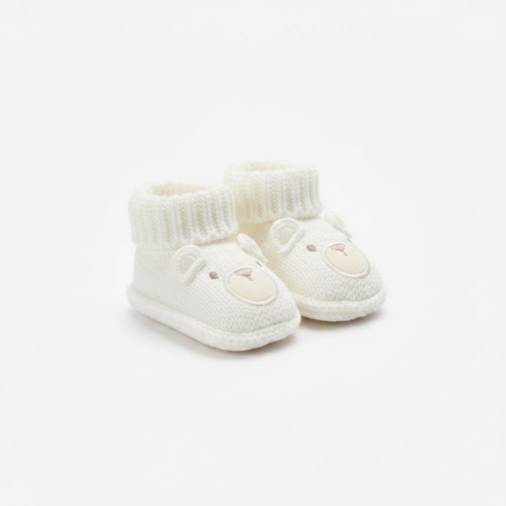 Zapatos crochet diseño oso blanco con detalles beige para recien nacido