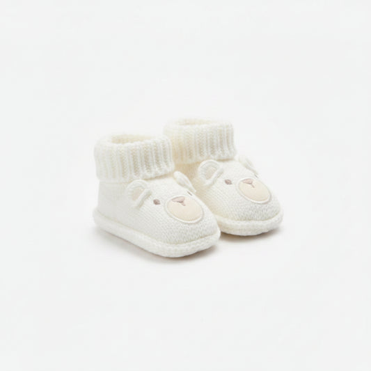 Zapatos crochet diseño oso blanco con detalles beige para recien nacido